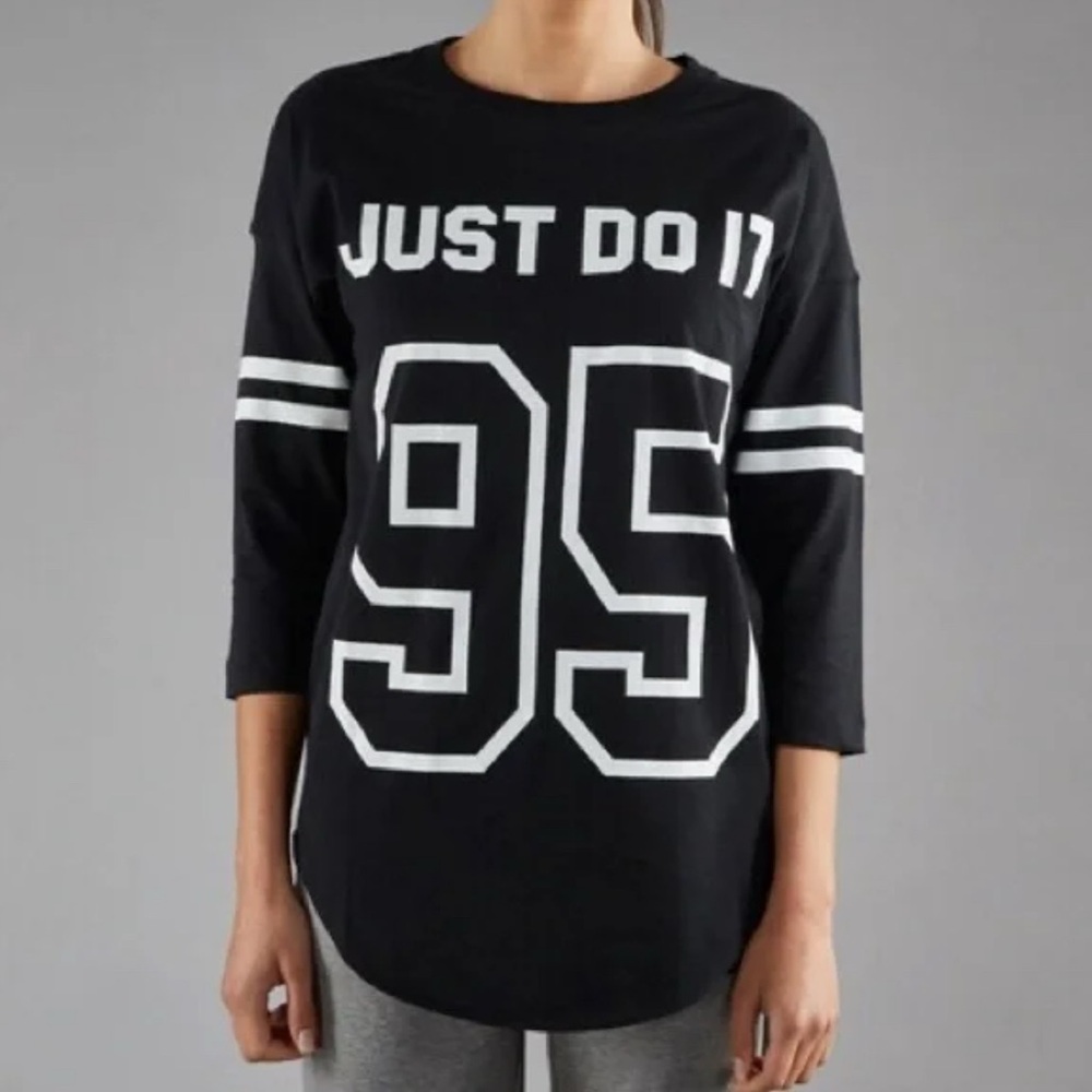 NIKE  three quarter sleeve black graphic Tee Size M